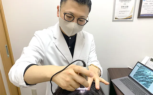 頭皮チェックしている写真